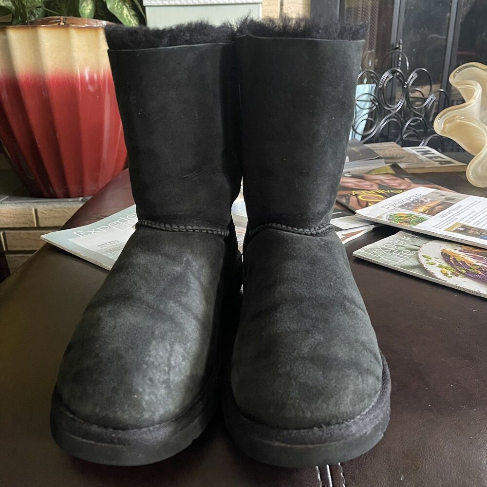 UGG Bailey Bow II, Black Sheepskin lined, women’s size 9 Pre-owned